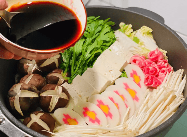 大叔教你酱汁调法只需几样食材比卖的好吃麻将胡了试玩网站免费日式寿喜锅轻松做(图2)